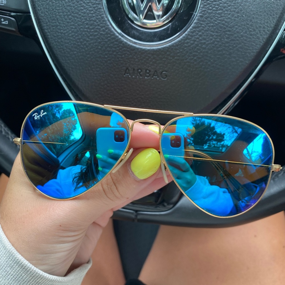 Blue mirror raybans